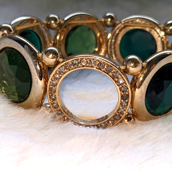 WIDE CIRCLE SHAPE GREEN CRYSTAL STRETCH BRACELET - Picture 1 of 3